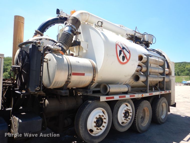 image for item DS8114 2003 Sterling LT9500  vacuum truck