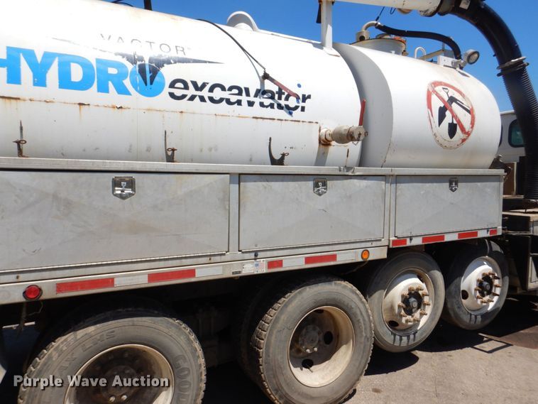 image for item DS8114 2003 Sterling LT9500  vacuum truck