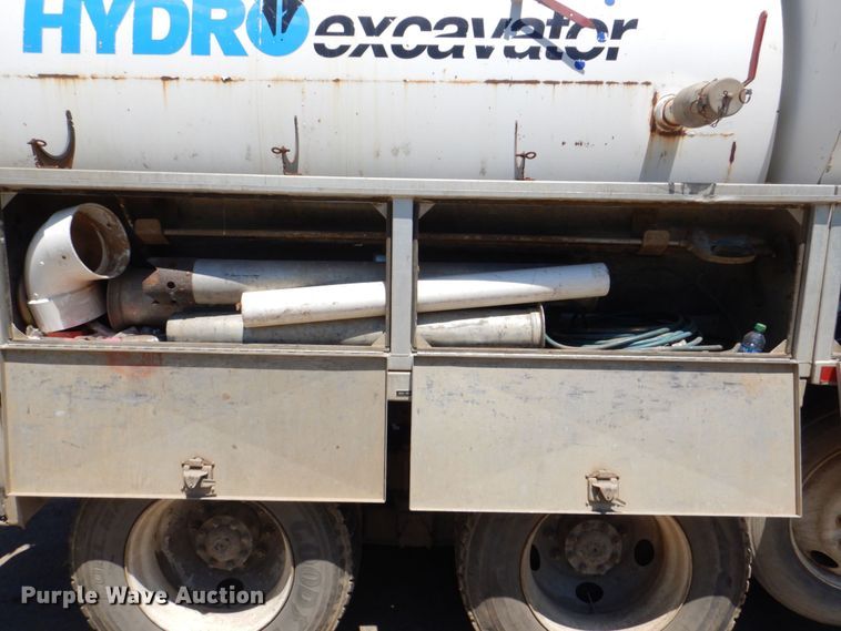 image for item DS8114 2003 Sterling LT9500  vacuum truck