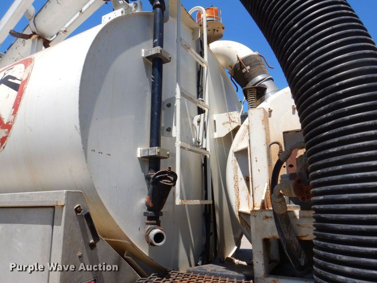 image for item DS8114 2003 Sterling LT9500  vacuum truck