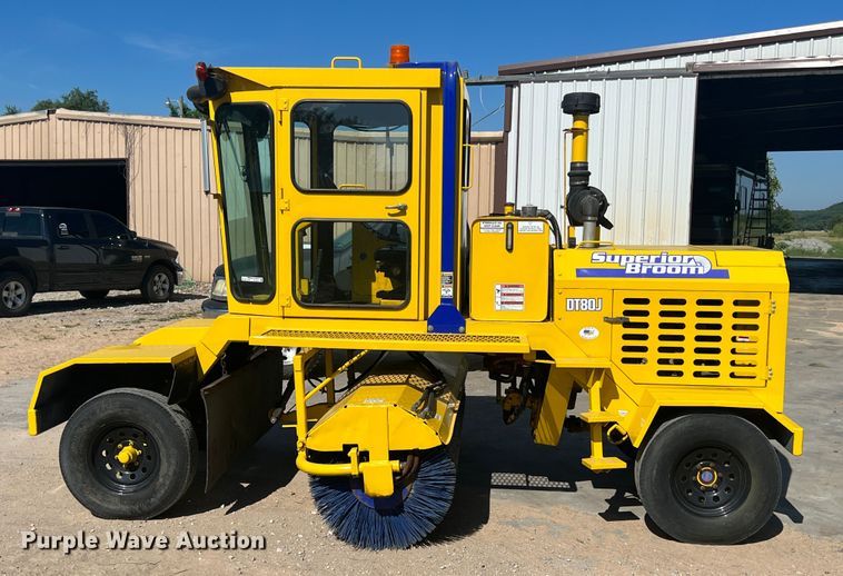 image for item HL9231 2007 Superior Broom DT80J  broom