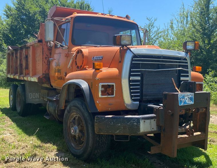 image for item JA9181 1988 Ford LT8000  dump truck