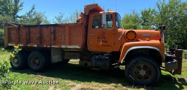 image for item JA9181 1988 Ford LT8000  dump truck