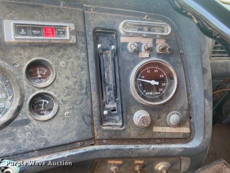 image for item JA9181 1988 Ford LT8000  dump truck