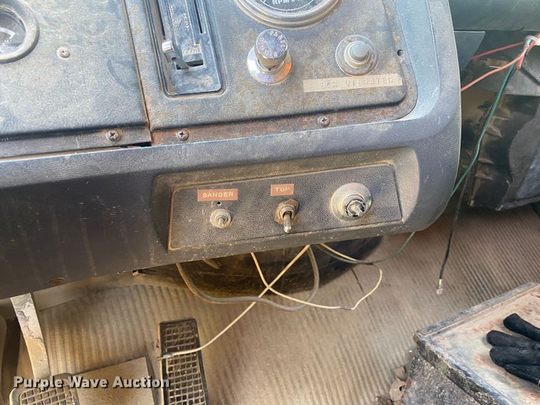 image for item JA9181 1988 Ford LT8000  dump truck