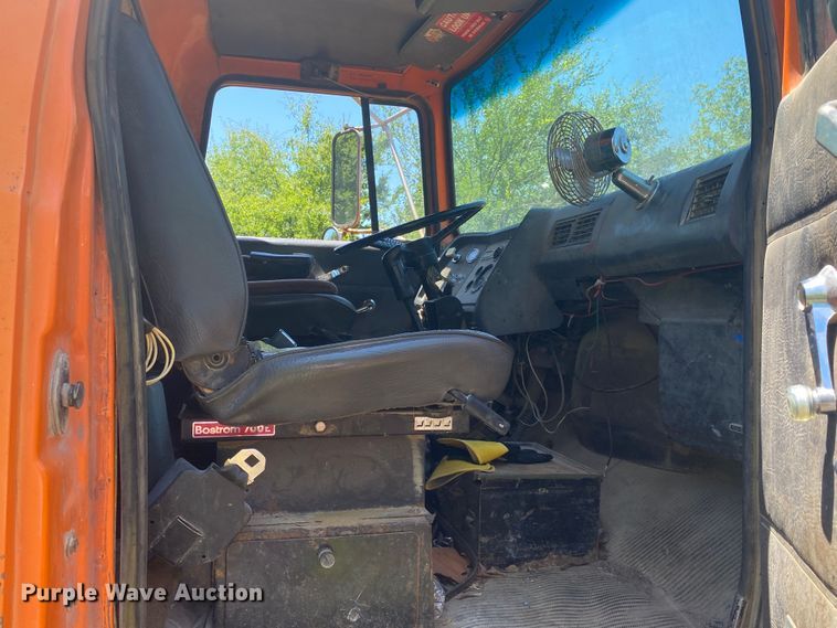 image for item JA9181 1988 Ford LT8000  dump truck