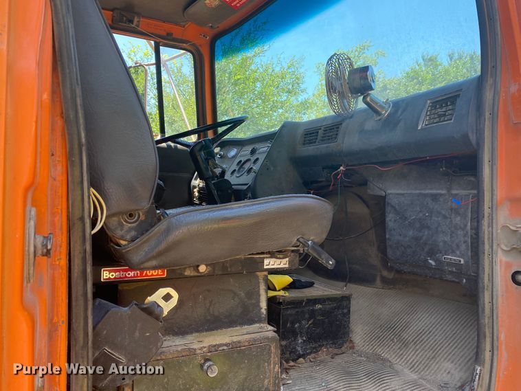 image for item JA9181 1988 Ford LT8000  dump truck