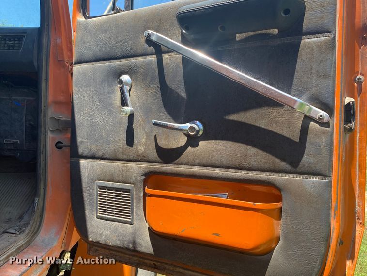 image for item JA9181 1988 Ford LT8000  dump truck