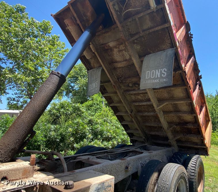 image for item JA9181 1988 Ford LT8000  dump truck