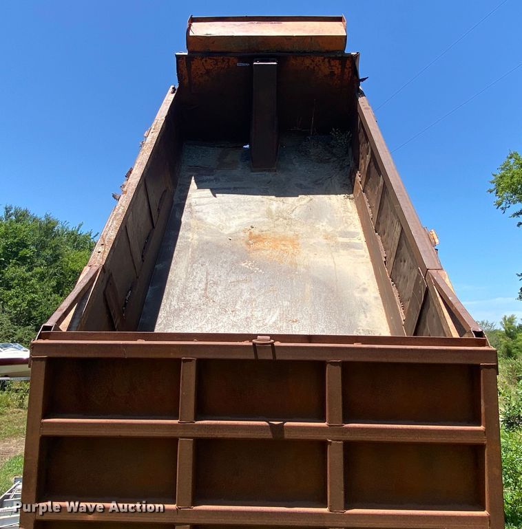 image for item JA9181 1988 Ford LT8000  dump truck