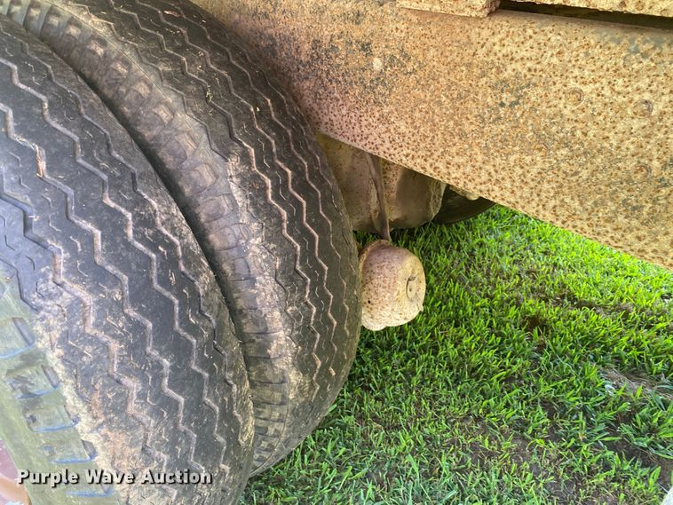 image for item JA9181 1988 Ford LT8000  dump truck