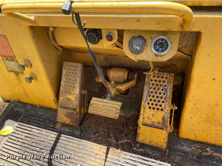 image for item JC9898 1981 Caterpillar 953  track loader
