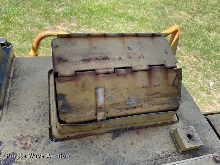 image for item JC9898 1981 Caterpillar 953  track loader