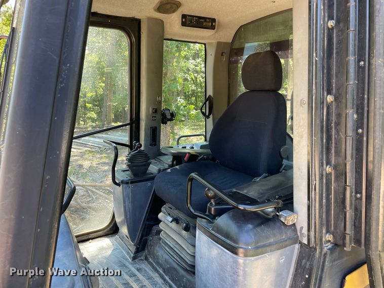 image for item JC9900 2004 Caterpillar 953C  track loader