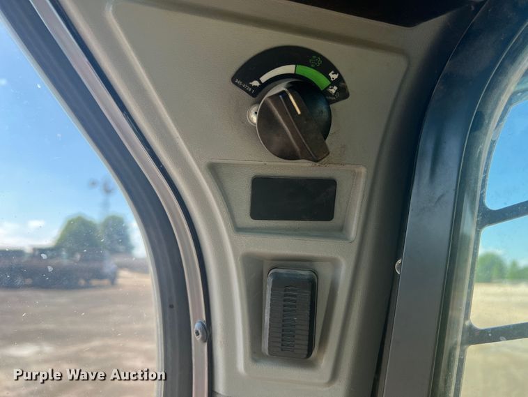 image for item JM9234 2016 Caterpillar 289D  skid steer loader