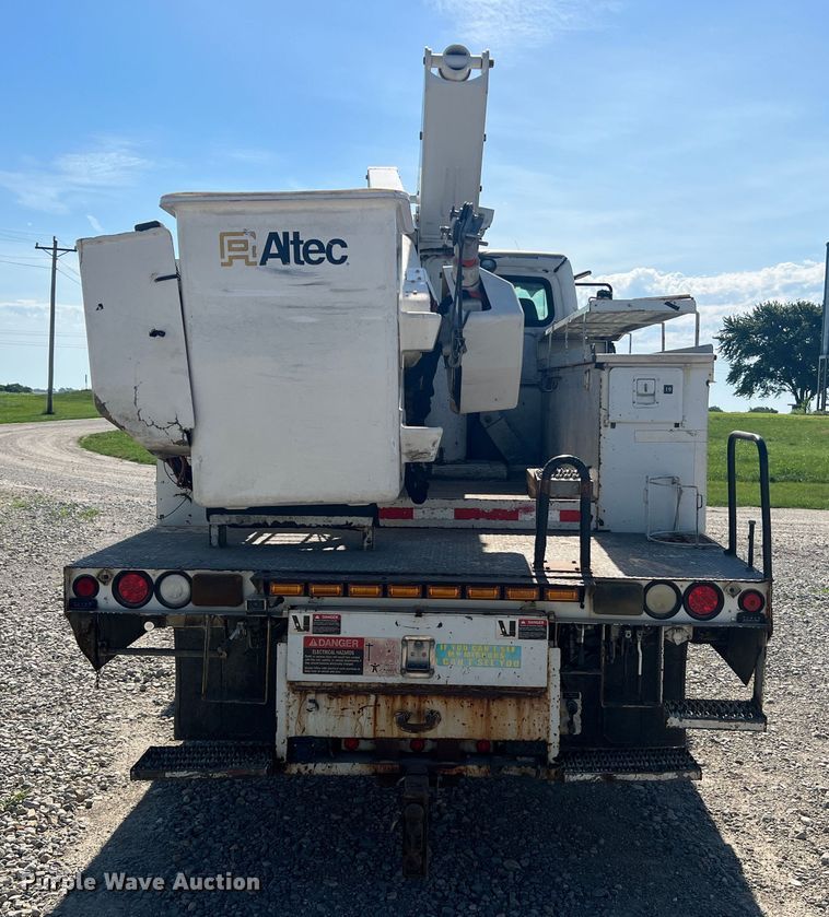 image for item JM9251 2005 Freightliner Business Class M2  bucket truck