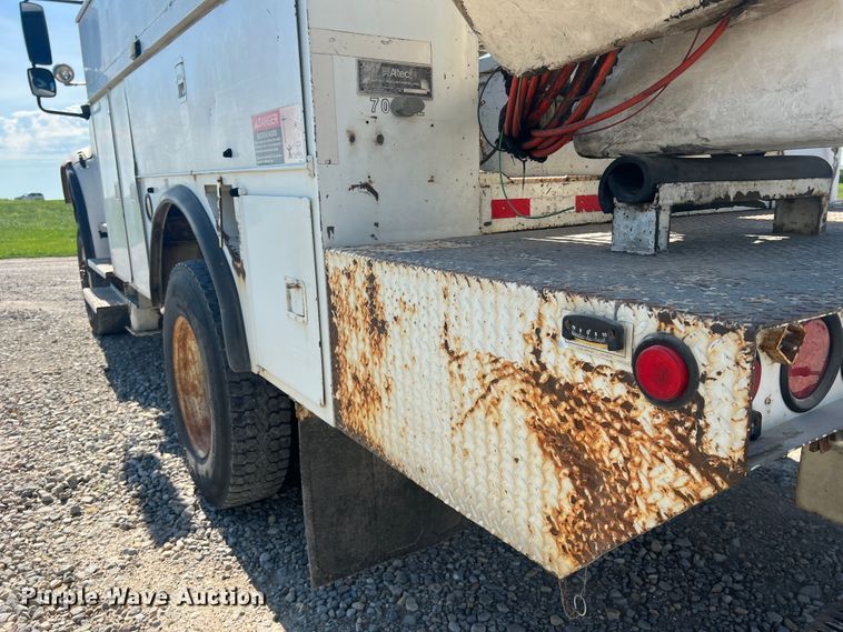 image for item JM9251 2005 Freightliner Business Class M2  bucket truck