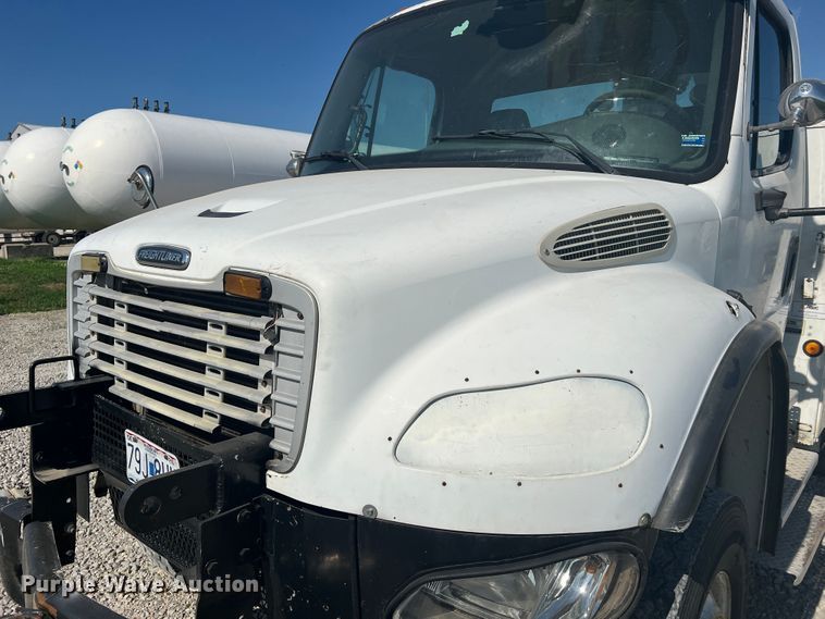 image for item JM9251 2005 Freightliner Business Class M2  bucket truck