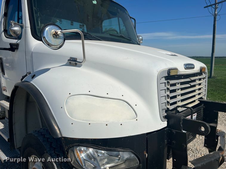 image for item JM9251 2005 Freightliner Business Class M2  bucket truck