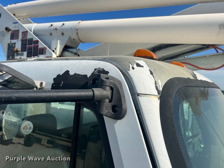 image for item JM9251 2005 Freightliner Business Class M2  bucket truck