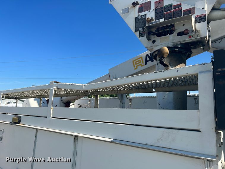 image for item JM9251 2005 Freightliner Business Class M2  bucket truck