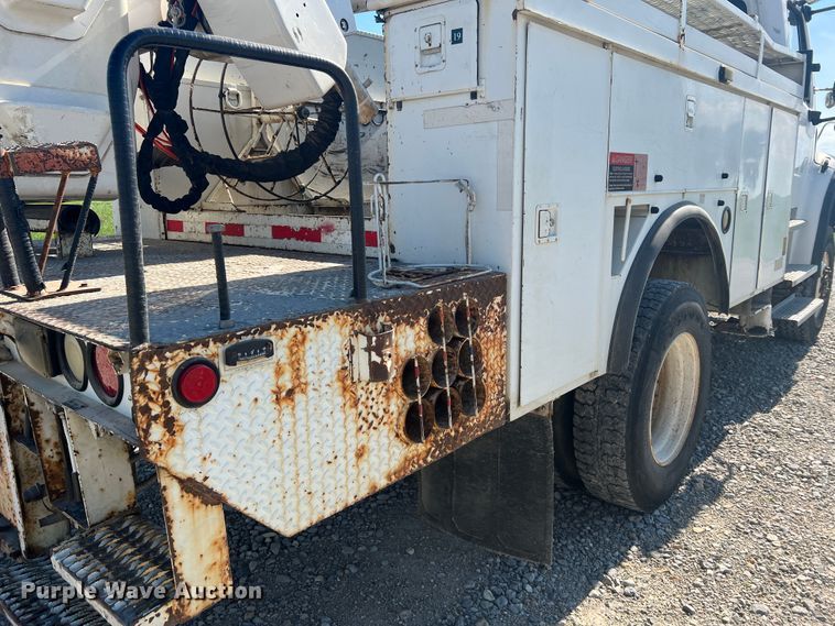 image for item JM9251 2005 Freightliner Business Class M2  bucket truck