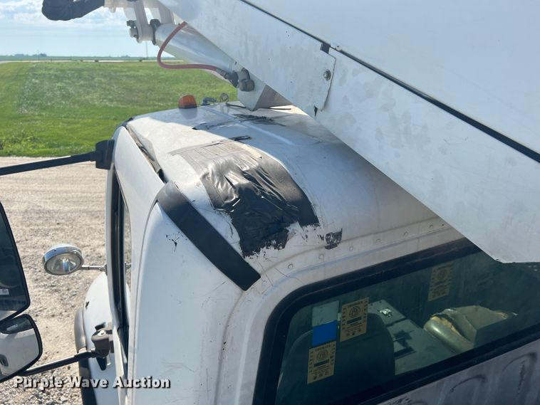 image for item JM9251 2005 Freightliner Business Class M2  bucket truck