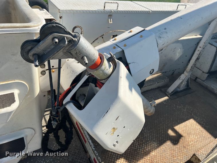 image for item JM9251 2005 Freightliner Business Class M2  bucket truck