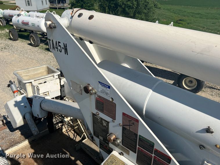 image for item JM9251 2005 Freightliner Business Class M2  bucket truck