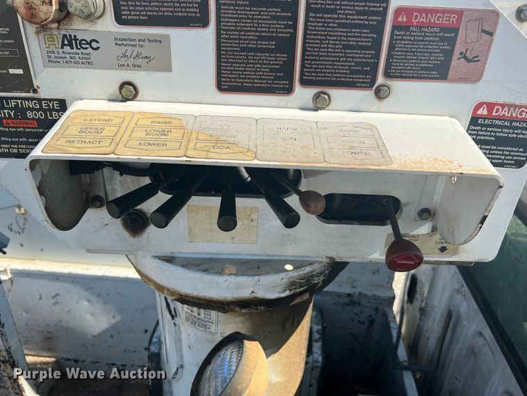 image for item JM9251 2005 Freightliner Business Class M2  bucket truck