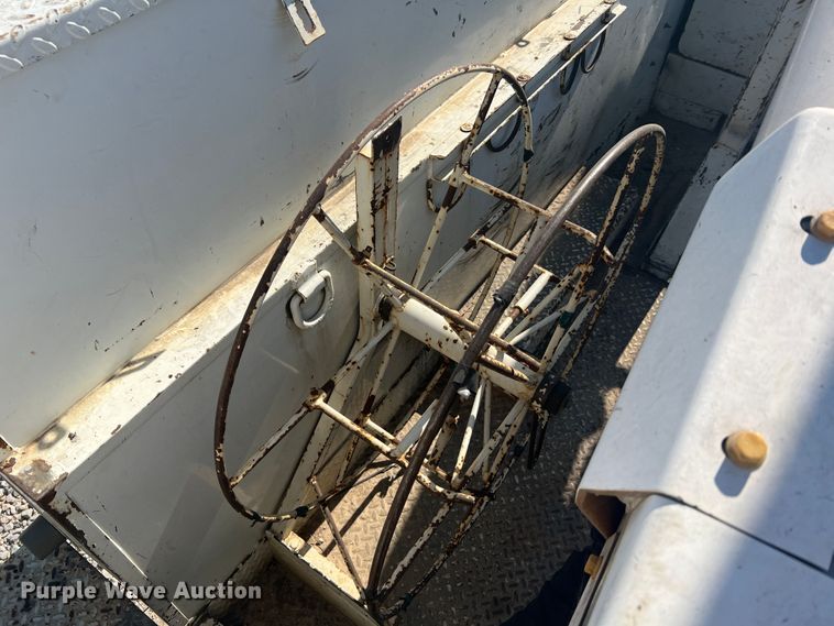 image for item JM9251 2005 Freightliner Business Class M2  bucket truck