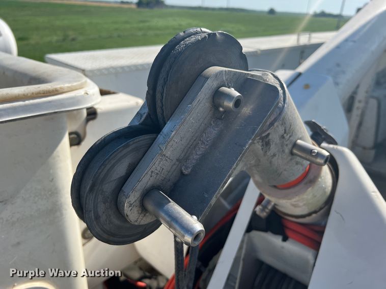 image for item JM9251 2005 Freightliner Business Class M2  bucket truck