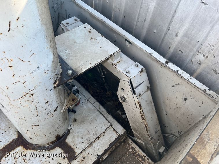 image for item JM9251 2005 Freightliner Business Class M2  bucket truck