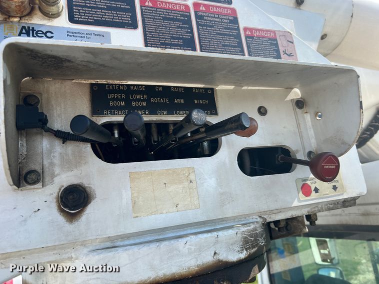 image for item JM9251 2005 Freightliner Business Class M2  bucket truck