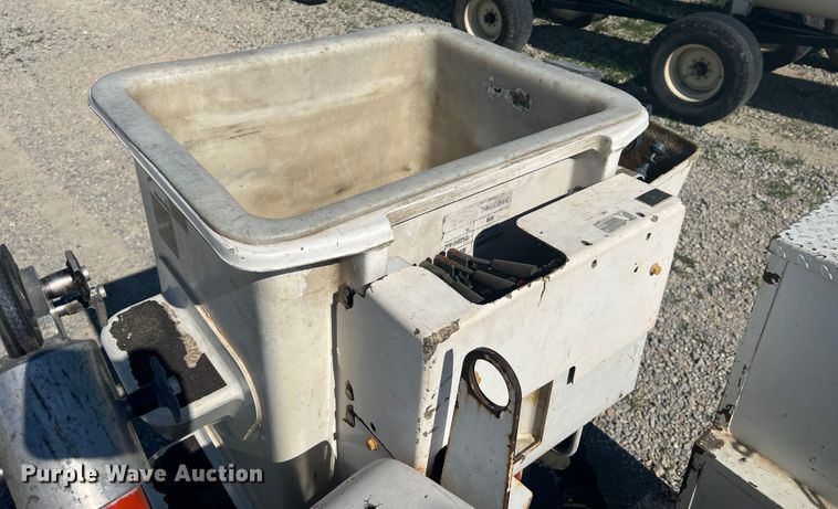 image for item JM9251 2005 Freightliner Business Class M2  bucket truck