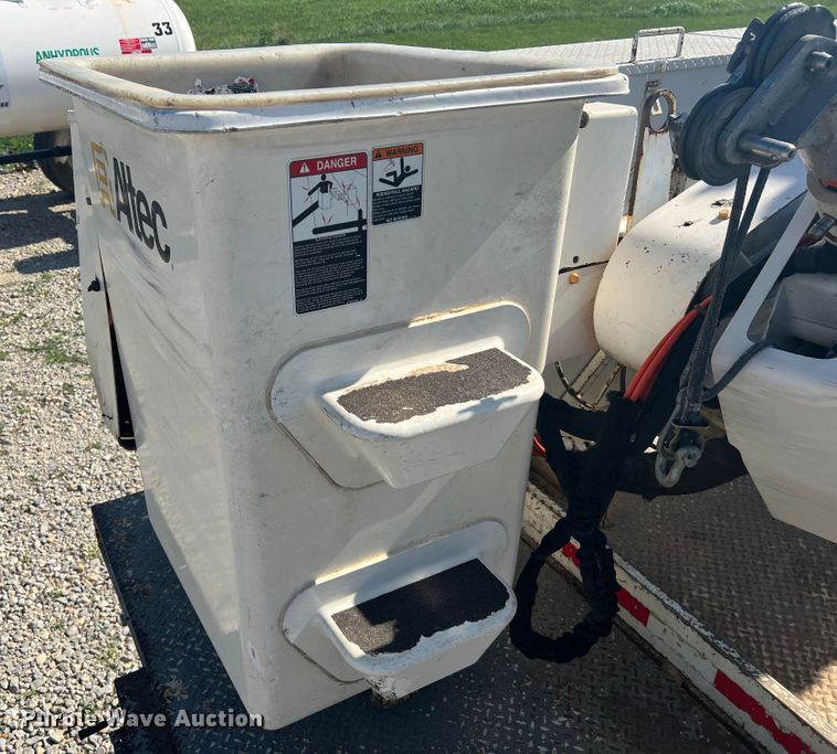 image for item JM9251 2005 Freightliner Business Class M2  bucket truck