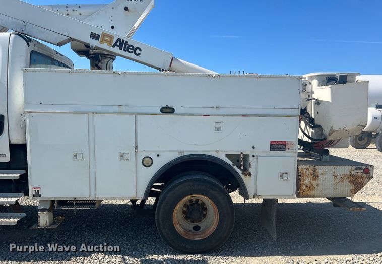 image for item JM9251 2005 Freightliner Business Class M2  bucket truck
