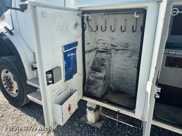 image for item JM9251 2005 Freightliner Business Class M2  bucket truck