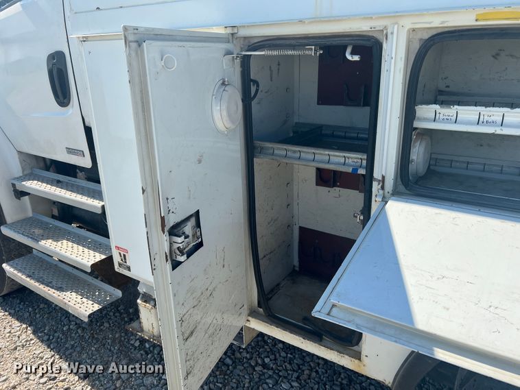 image for item JM9251 2005 Freightliner Business Class M2  bucket truck