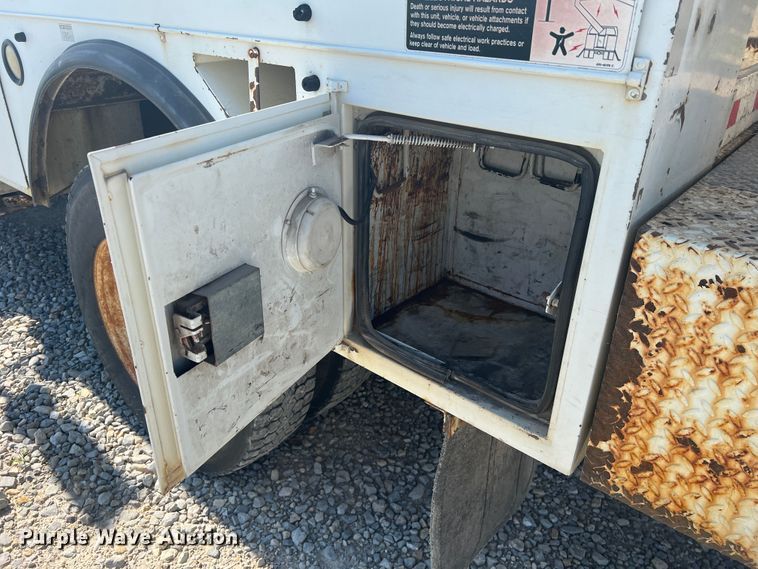 image for item JM9251 2005 Freightliner Business Class M2  bucket truck