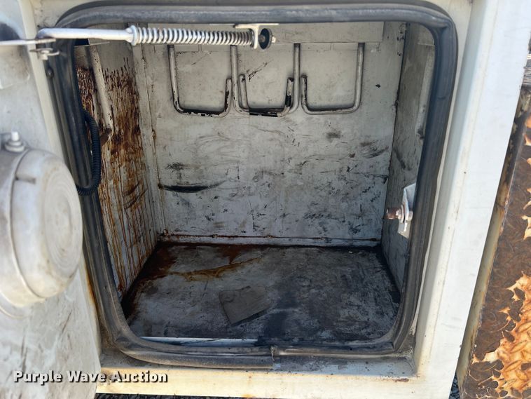 image for item JM9251 2005 Freightliner Business Class M2  bucket truck