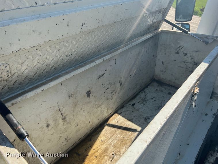 image for item JM9251 2005 Freightliner Business Class M2  bucket truck