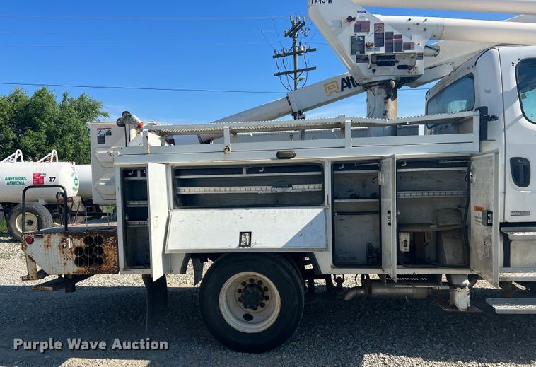 image for item JM9251 2005 Freightliner Business Class M2  bucket truck