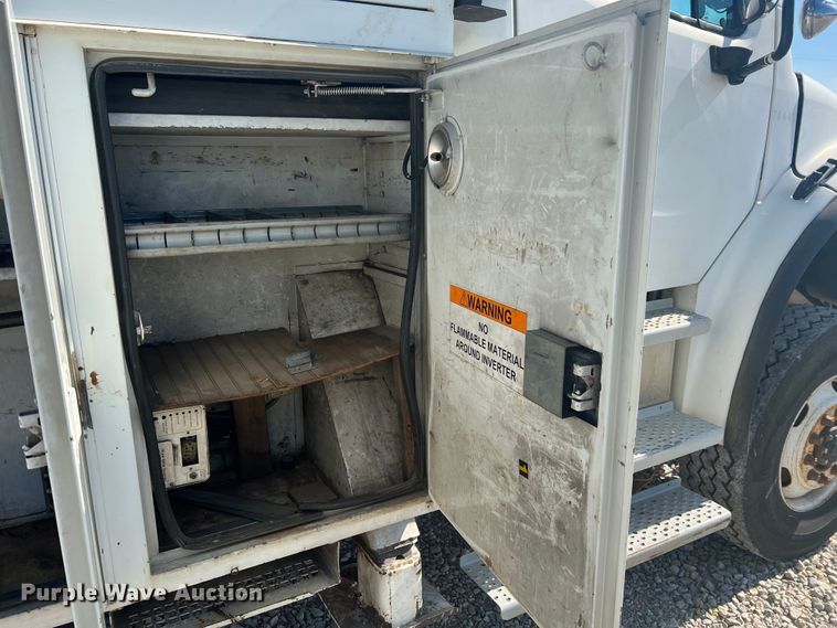 image for item JM9251 2005 Freightliner Business Class M2  bucket truck