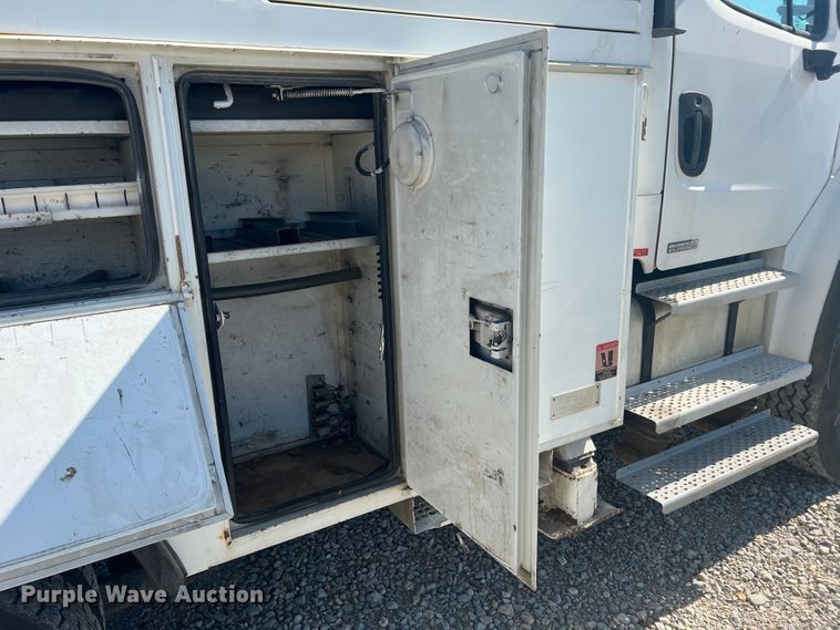 image for item JM9251 2005 Freightliner Business Class M2  bucket truck