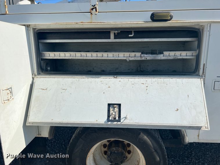 image for item JM9251 2005 Freightliner Business Class M2  bucket truck