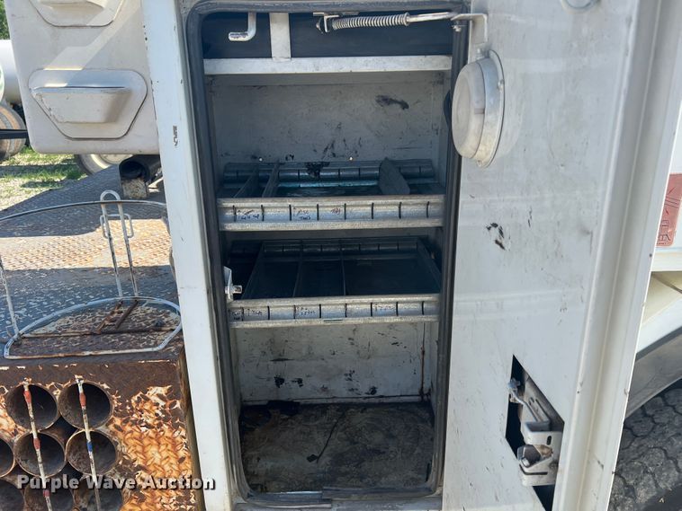 image for item JM9251 2005 Freightliner Business Class M2  bucket truck