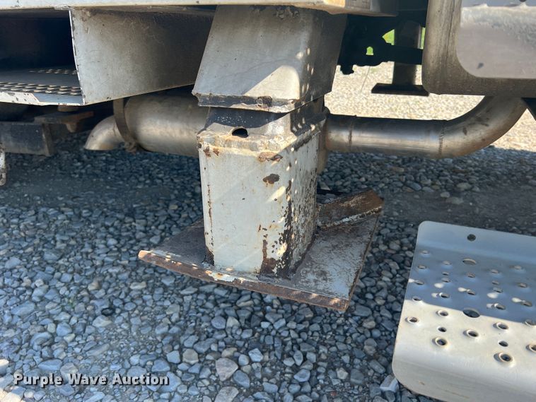 image for item JM9251 2005 Freightliner Business Class M2  bucket truck