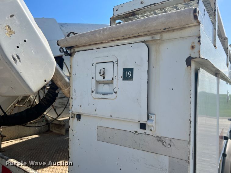 image for item JM9251 2005 Freightliner Business Class M2  bucket truck