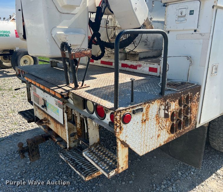 image for item JM9251 2005 Freightliner Business Class M2  bucket truck